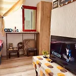 Будинок відпочинку Private Guest With Garden Access
