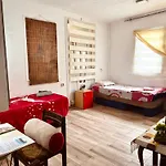 Private Guest With Garden Access Будинок відпочинку