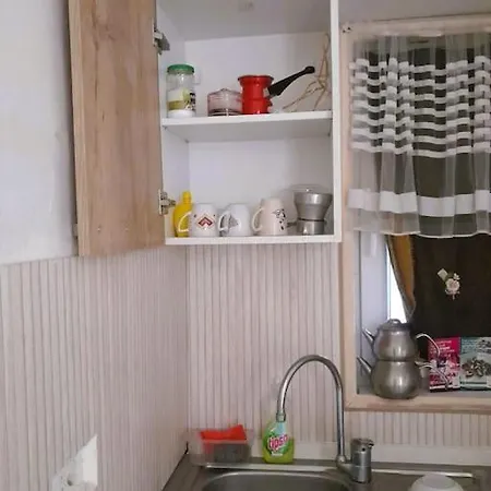 Private Guest With Garden Access Дом отдыха