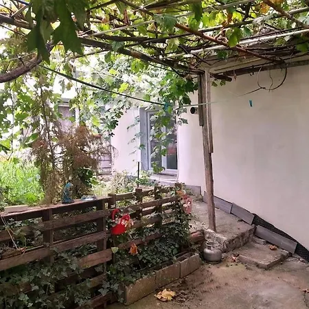 Будинок відпочинку Charming With Outdoor Area Скоп'є