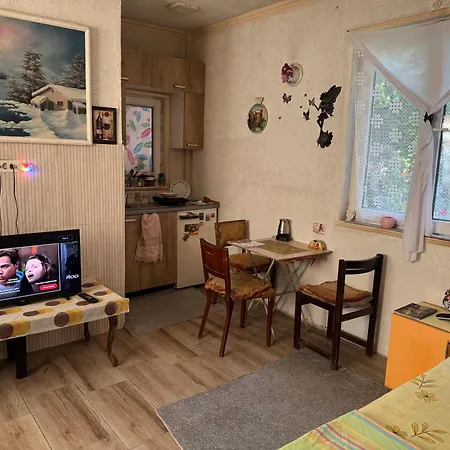 Charming With Outdoor Area Будинок відпочинку