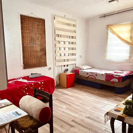 Private Guest Room With Garden Access بيت للعطل