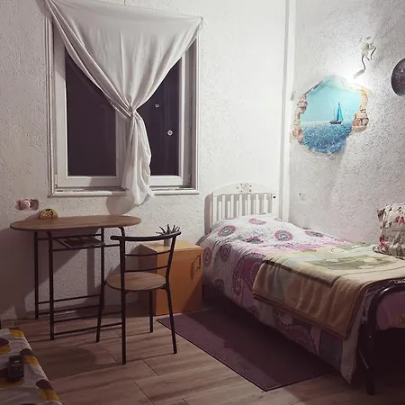 Private Guest With Garden Access Дом отдыха *