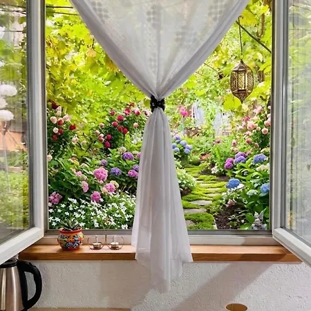 Private Guest With Garden Access Hébergement de vacances