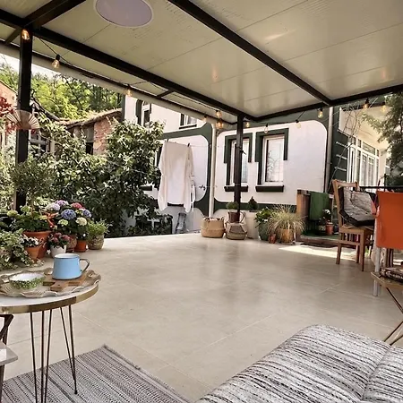 Hébergement de vacances Private Guest With Garden Access *