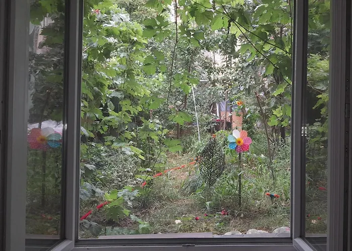 Private Guest With Garden Access Дом отдыха