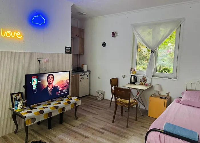 Private Guest With Garden Access Дом отдыха