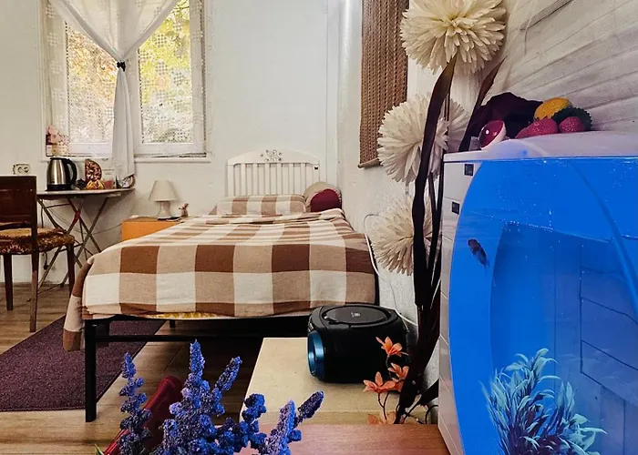 Private Guest With Garden Access Дом отдыха *