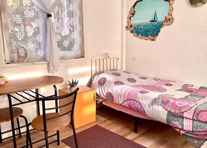 Private Guest With Garden Access Дом отдыха