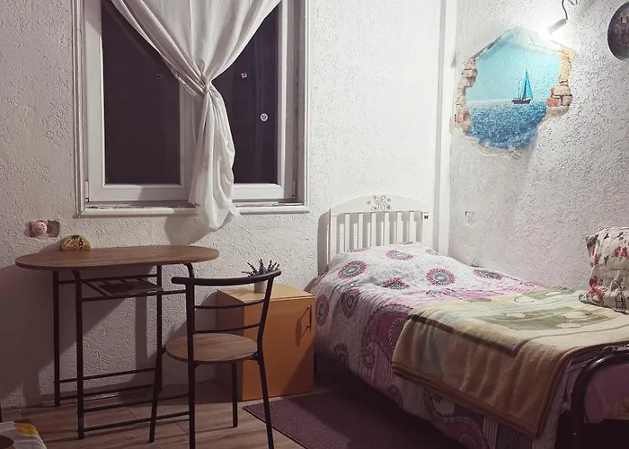 Private Guest With Garden Access Дом отдыха *